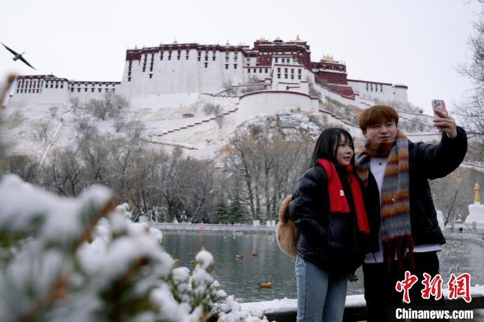 Khung cảnh tuyệt đẹp sau đợt tuyết rơi dày ở Lhasa, Tây Tạng, Trung Quốc