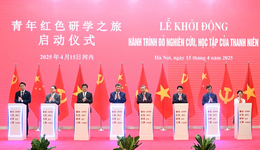 Tổng Bí thư, Chủ tịch Trung Quốc Tập Cận Bình cùng Tổng Bí thư Việt Nam Tô Lâm và Chủ tịch nước Lương Cường dự và có bài phát biểu tại Liên hoan giao lưu hữu nghị nhân dân Trung - Việt