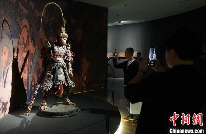 Hàng Châu (Chiết Giang): Khai mạc triển lãm nghệ thuật chủ đề “Hắc Thần Thoại: Ngộ Không”, thu hút đông đảo khách tham quan