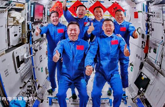 3 phi hành gia tàu Thần Châu-20 thành công đi vào trạm không gian vũ trụ Trung Quốc