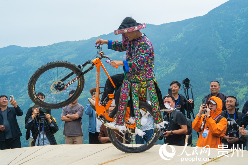 Sân khấu chữ T giữa ruộng bậc thang Gia Bảng, huyện Tòng Giang, tỉnh Quý Châu, Trung Quốc