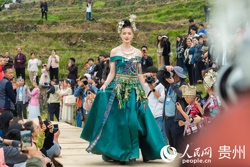Sân khấu chữ T giữa ruộng bậc thang Gia Bảng, huyện Tòng Giang, tỉnh Quý Châu, Trung Quốc