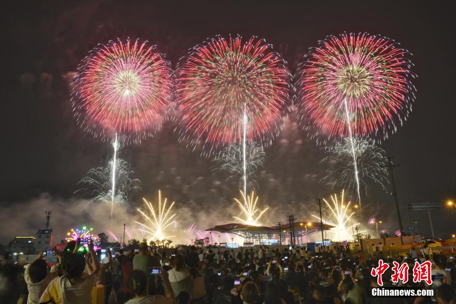 Hàng vạn du khách mãn nhãn với màn trình diễn pháo hoa “Ngân Hà huyền ảo” tại TP. Lưu Dương, Trung Quốc