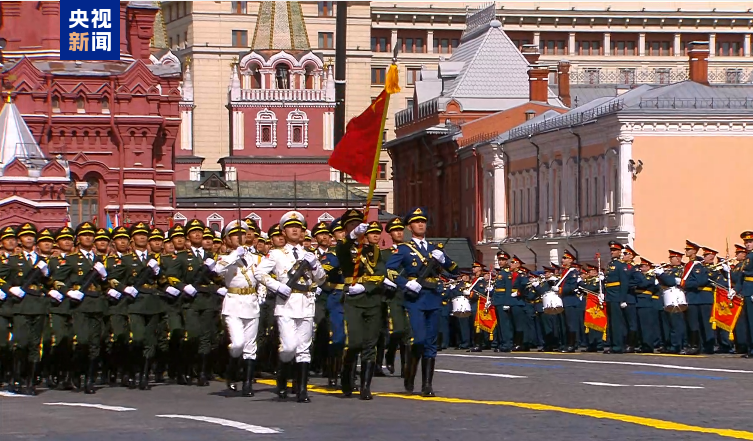 Đội danh dự Trung Quốc bước vào Quảng trường Đỏ Moscow