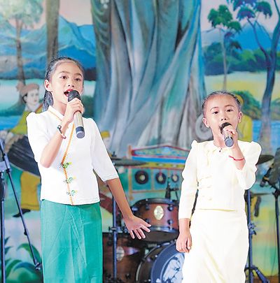 Học sinh Trung Quốc và Myanmar tại trường tiểu học biên phòng Ngân Tỉnh đồng ca trong chương trình giao lưu văn hóa “Sân khấu gắn kết lòng dân Trung Quốc – Myanmar”. Ảnh do phóng viên Khổng Vĩnh Cầm chụp.