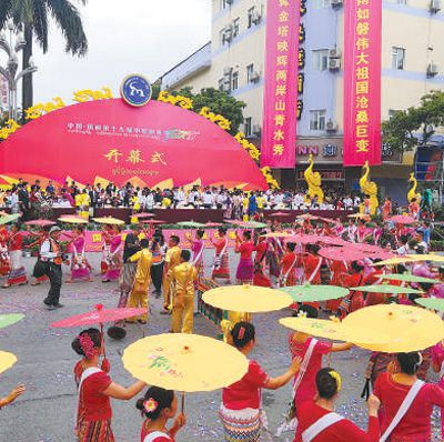 Người dân vùng biên giới Trung Quốc - Myanmar cùng nhảy điệu “Ga Ban Quang” Trong Lễ hội hữu nghị Trung Quốc - Myanmar. Ảnh do Dương Tuyết Mai chụp.