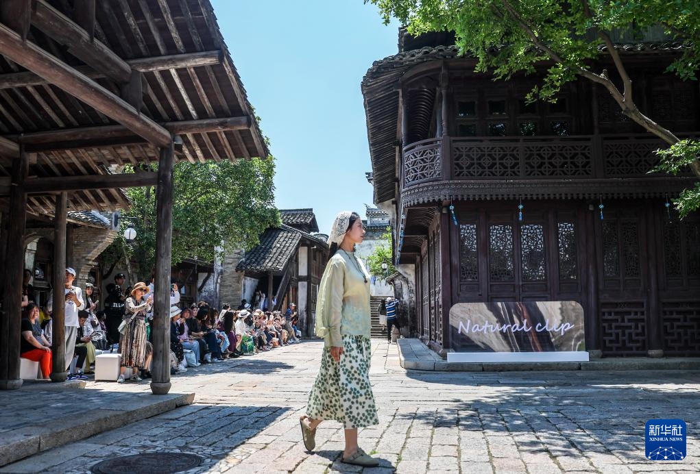 Ảnh chụp ngày 12 tháng 5 tại phố cổ, cổ trấn Phụ Viện, tỉnh Chiết Giang, Trung Quốc – nơi diễn ra màn trình diễn thời trang với chủ đề “Natural Clip” .Ảnh: Từ Dụ - Phóng viên Tân Hoa xã