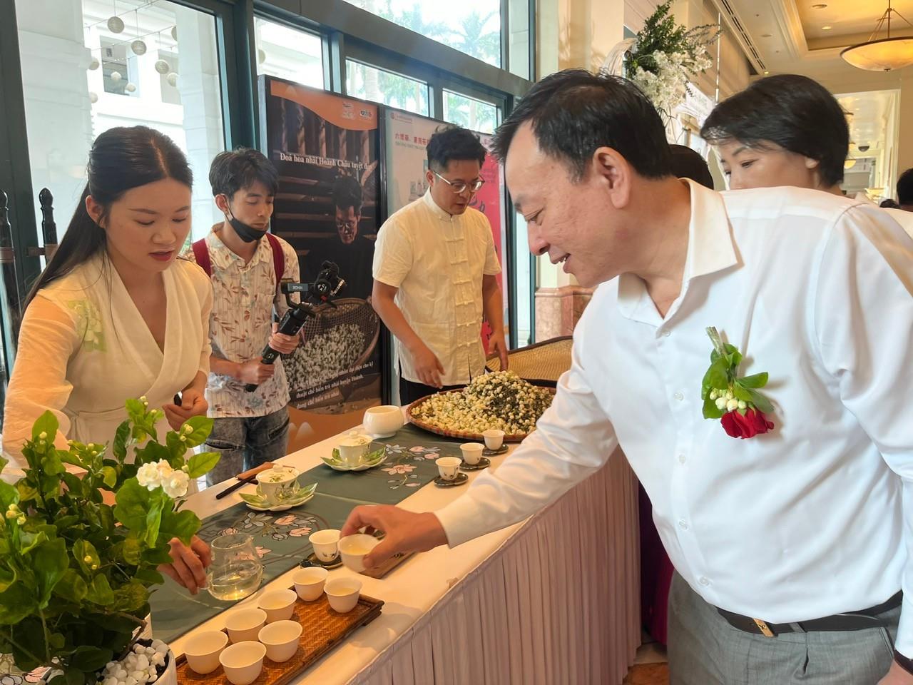 Quan khách Việt Nam thưởng thức trà Trung Quốc tại chương trình “Trà hài hoà thế giới”, Hà Nội, 21/5/2025