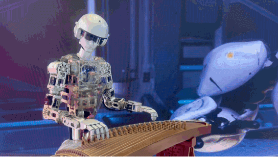 Robot hình người biểu diễn đàn tranh. Ảnh: Nhậm Phong Đào - Phóng viên Nhân dân nhật báo điện tử