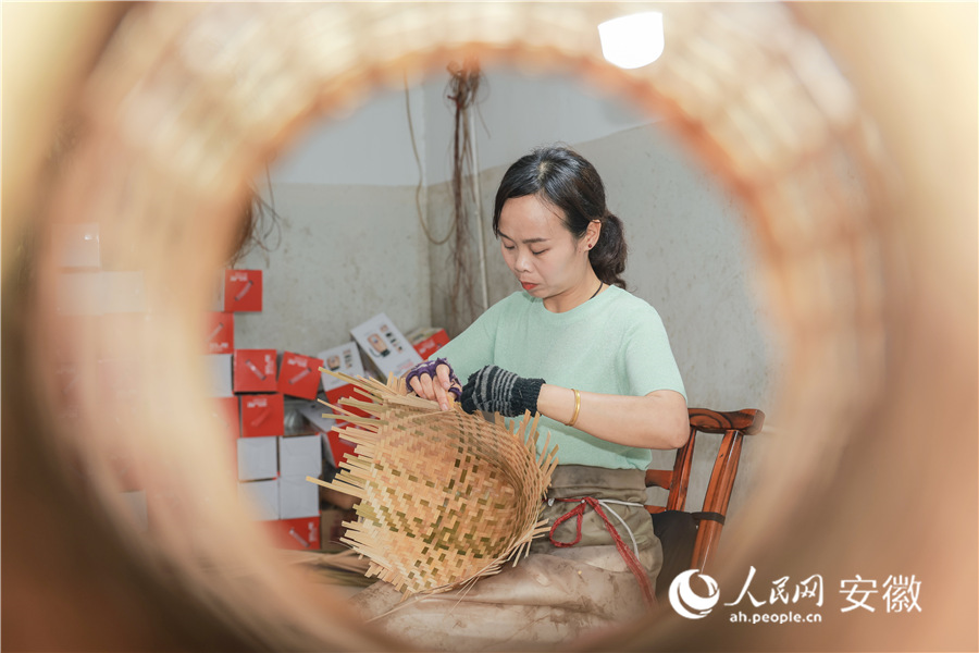 Nghệ nhân mây tre đan đang chế tác sản phẩm thủ công từ tre.Ảnh: Trương Tuấn - Phóng viên Nhân Dân nhật báo điện tử