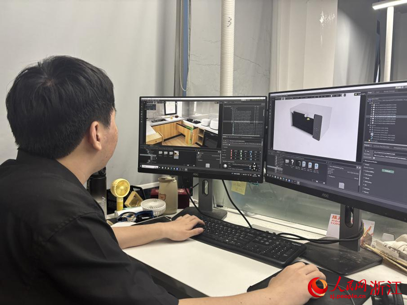 Ông Châu Sở Hàn đang xây dựng các tình huống huấn luyện cho robot. Ảnh: Vương Lệ Vĩ - Phóng viên Nhân Dân nhật báo điện tử
