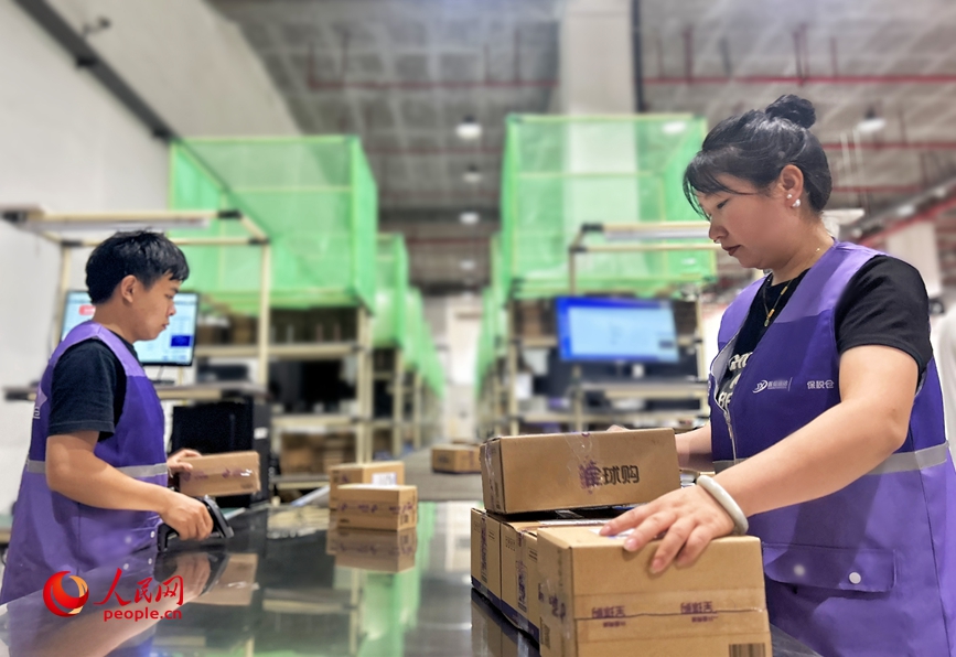 Bên trong khu kho vận, nhân viên đang làm việc khẩn trương. Ảnh: Hoắc Á Bình - Phóng viên Nhân Dân nhật báo điện tử