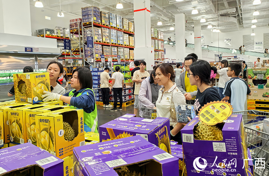 Người dân chọn mua sầu riêng Monthong nhập khẩu từ Thái Lan tại siêu thị Sam’s Club, Nam Ninh, Trung Quốc. Ảnh: Phó Hoa Châu - Nhân Dân nhật báo điện tử