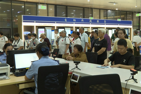Du khách làm thủ tục tại sảnh tiếp nhận xuất nhập khẩu thuộc Sở Công an thành phố Bằng Tường, Quảng Tây, Trung Quốc. Ảnh do Ban Tuyên truyền Thành ủy thành phố Bằng Tường, Trung Quốc cung cấp.