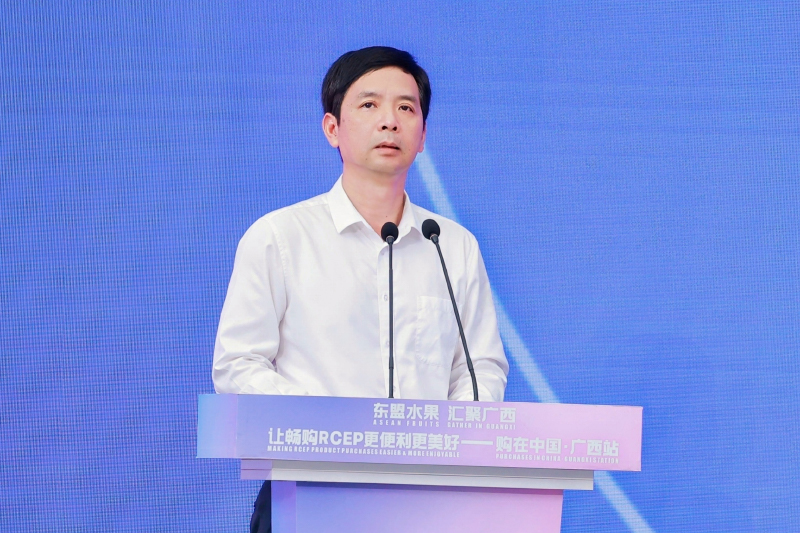 Ông Lý Thạc, Phó Giám đốc Sở Thương mại Khu tự trị dân tộc Choang Quảng Tây, Trung Quốc, giới thiệu về chính sách đơn giản hoá thủ tục thông quan các cửa khẩu của Quảng Tây. Ảnh do ban tổ chức cung cấp.