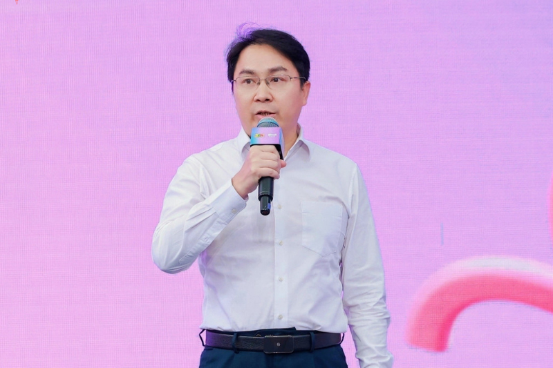 Thị trưởng thành phố Khâm Châu Lý Ngọc Thành phát biết giới thiệu. Ảnh do ban tổ chức cung cấp.