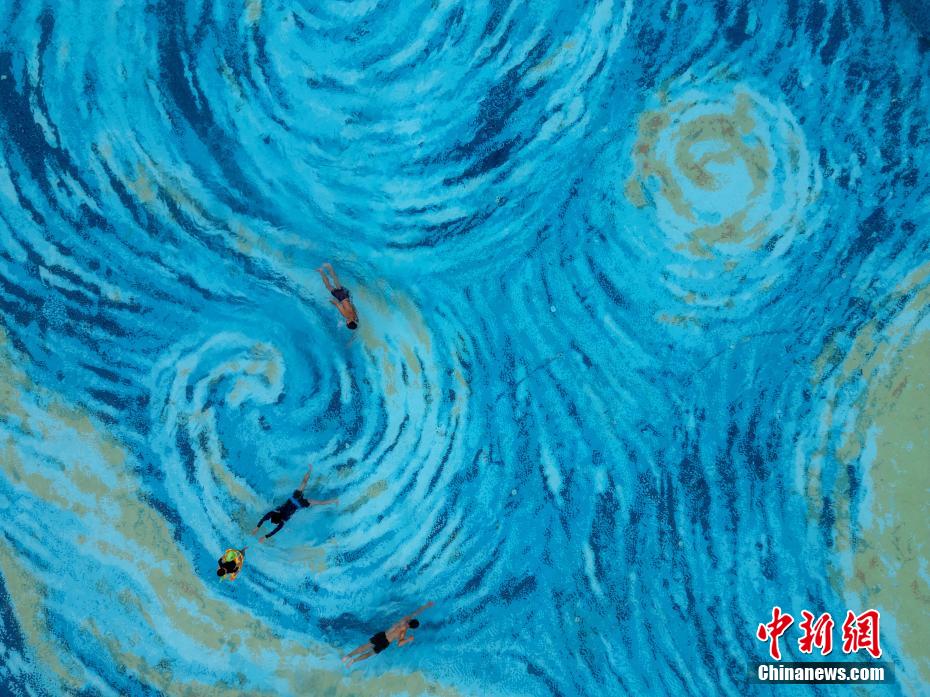 Thành Đô: Bể bơi biến thành “Đêm đầy sao” huyền ảo