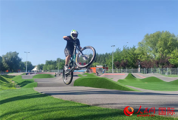 Một thiếu niên đang luyện tập trên đường đua pump track. Ảnh: Trương Lộ Lộ - Phóng viên Nhân Dân nhật báo điện tử