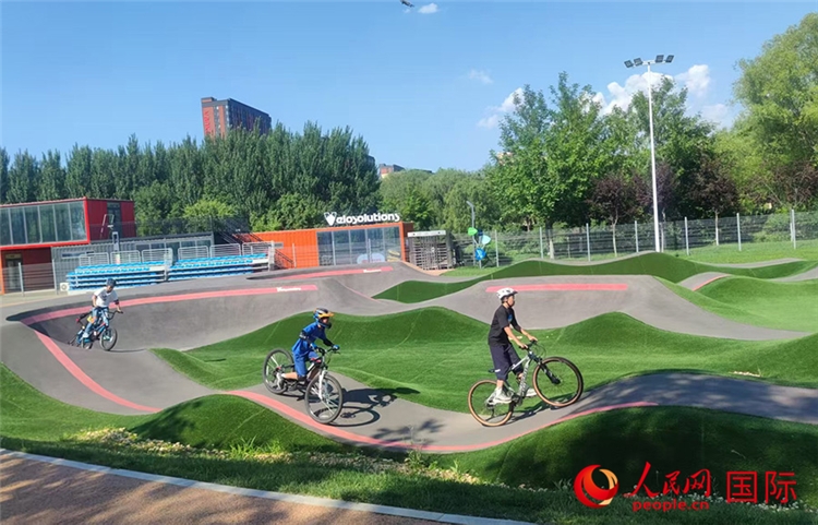 Các thiếu niên đang luyện tập trên đường đua pump track. Ảnh: Trương Lộ Lộ - Phóng viên Nhân Dân nhật báo điện tử