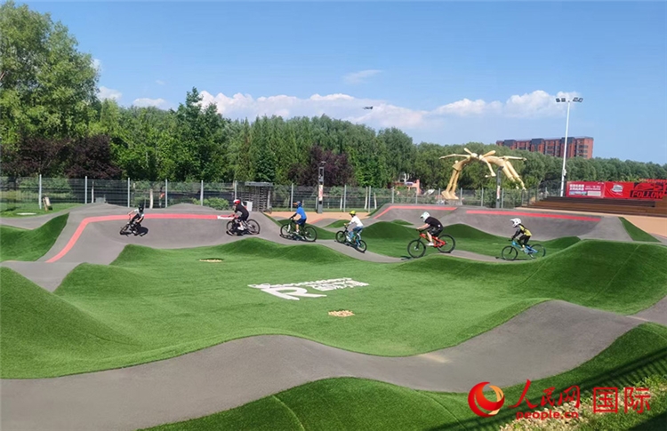 Các thiếu niên đang luyện tập trên đường đua pump track. Ảnh: Trương Lộ Lộ - Phóng viên Nhân Dân nhật báo điện tử