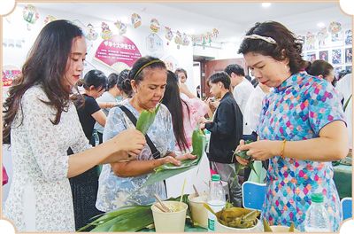 Người dân hai nước Trung – Việt cùng gói bánh ú trong hoạt động giao lưu hữu nghị Năm Giao lưu Nhân văn Trung Quốc – Việt Nam. Ảnh: Chu Uyển Ngọc
