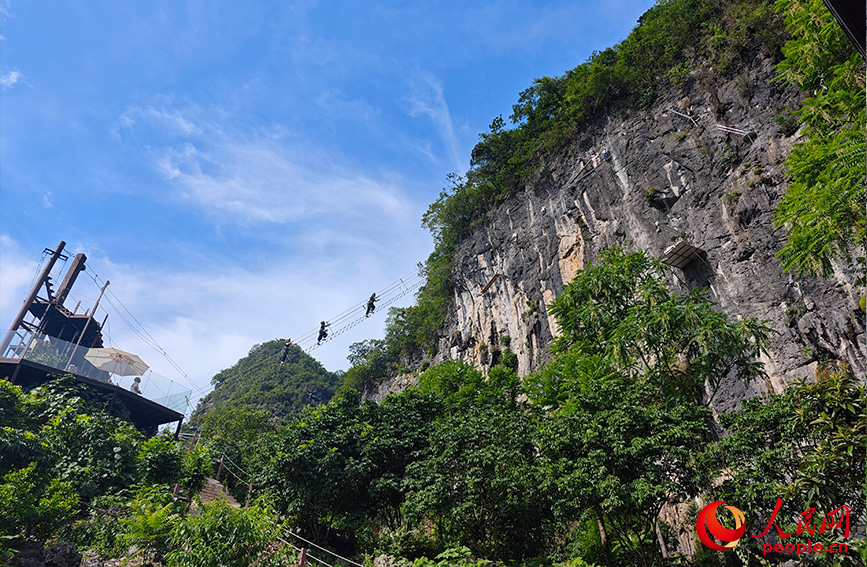 Du khách trải nghiệm “Via Ferrata”. Ảnh: Lương Chương Huy - Nhân Dân nhật báo điện tử