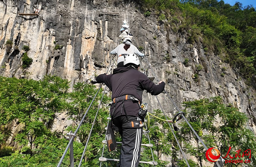 Du khách trải nghiệm “Via Ferrata”. Ảnh: Lương Chương Huy - Nhân Dân nhật báo điện tử