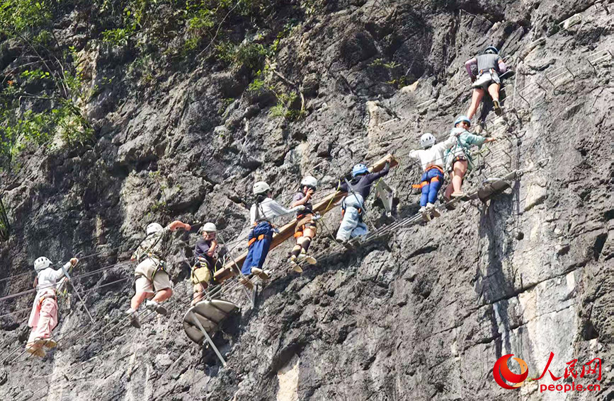 Du khách trải nghiệm “Via Ferrata”. Ảnh: Lương Chương Huy - Nhân Dân nhật báo điện tử