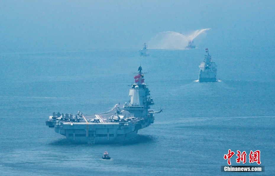 Hình ảnh Biên đội tàu sân bay Sơn Đông (gần), tàu khu trục tên lửa Diên An (giữa, bên phải) đi qua eo biển Đông Bác Liêu.
