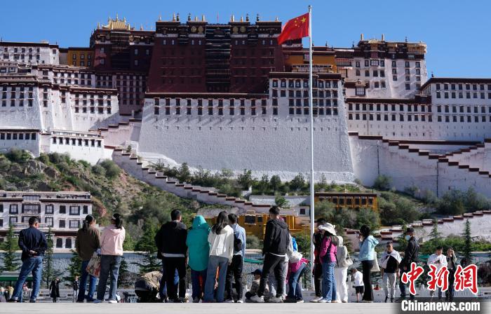 Thành phố Lhasa, Tây Tạng, Trung Quốc bước vào mùa du lịch cao điểm