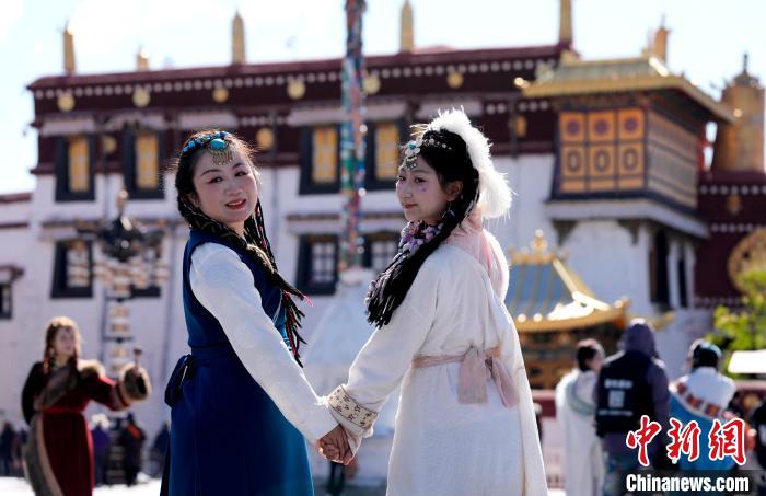 Thành phố Lhasa, Tây Tạng, Trung Quốc bước vào mùa du lịch cao điểm