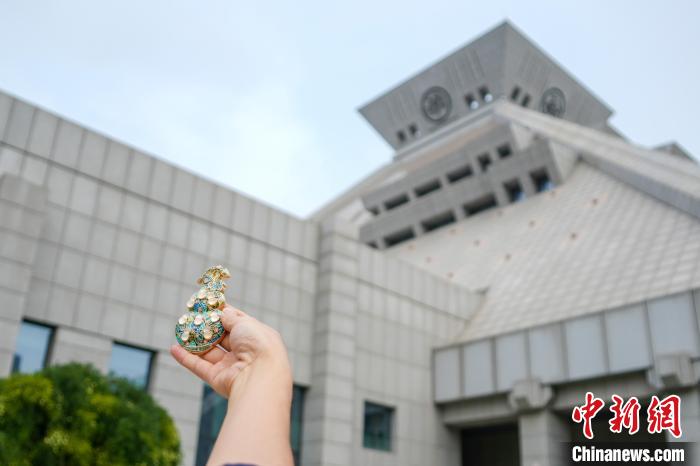 Sản phẩm văn hóa sáng tạo “bầu hồ lô pháp lam khảm ngọc” của Bảo tàng tỉnh Hà Nam, Trung Quốc gây sốt