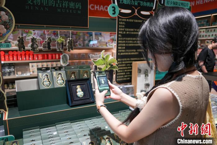 Sản phẩm văn hóa sáng tạo “bầu hồ lô pháp lam khảm ngọc” của Bảo tàng tỉnh Hà Nam, Trung Quốc gây sốt