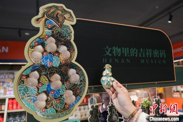 Sản phẩm văn hóa sáng tạo “bầu hồ lô pháp lam khảm ngọc” của Bảo tàng tỉnh Hà Nam, Trung Quốc gây sốt