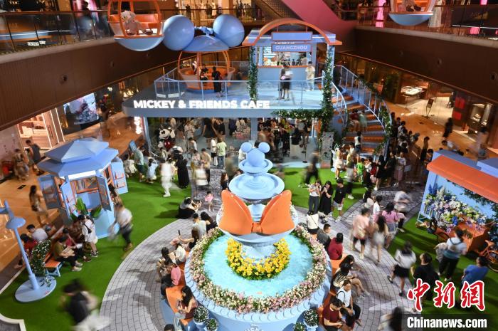 Quảng Châu, Trung Quốc: Mô hình trang trí hoạt hình Disney tại trung tâm thương mại thu hút du khách