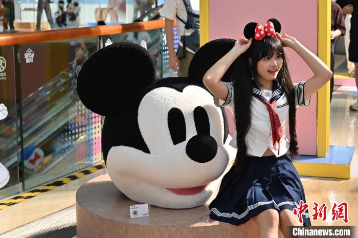 Quảng Châu, Trung Quốc: Mô hình trang trí hoạt hình Disney tại trung tâm thương mại thu hút du khách