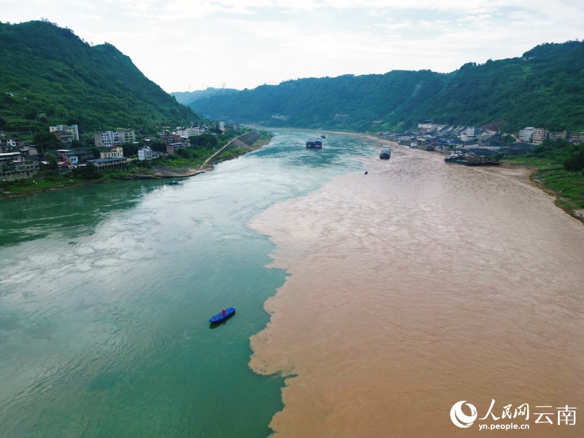 Dòng nước trong xanh của sông Kim Sa và dòng phù sa đục ngầu của sông Hoành Giang gặp nhau, tạo nên ranh giới rõ rệt tại điểm hợp lưu. Ảnh: Trình Hạo -Phóng viên Nhân Dân nhật báo điện tử