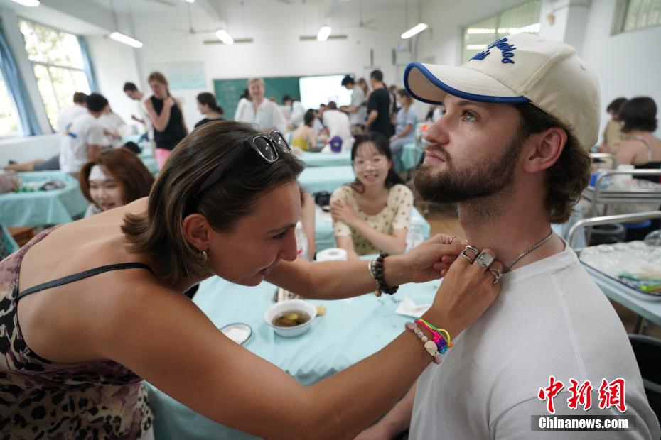 Gần 70 thầy trò đến từ 15 quốc gia trải nghiệm tìm hiểu Đông Y tại Trùng Khánh