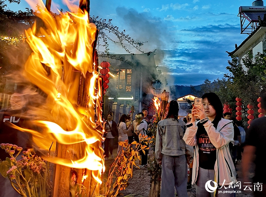 Lệ Giang, Vân Nam: Lễ hội đốt đuốc tạo ra bầu không khí náo nhiệt đêm hè tại cổ thành