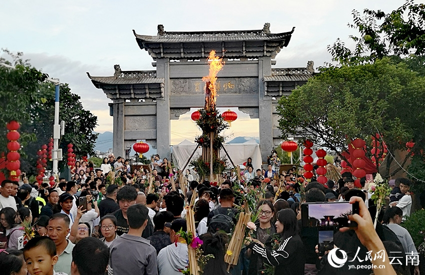 Lệ Giang, Vân Nam: Lễ hội đốt đuốc tạo ra bầu không khí náo nhiệt đêm hè tại cổ thành