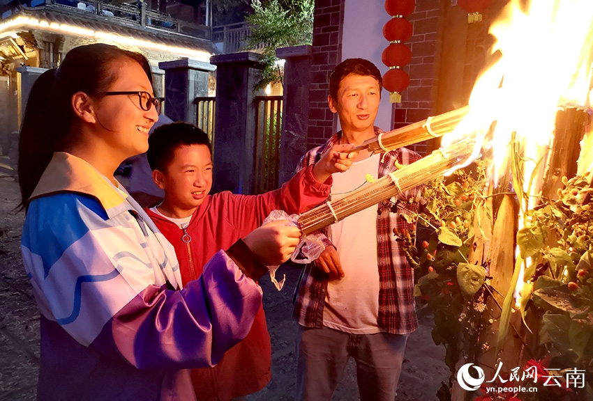 Lệ Giang, Vân Nam: Lễ hội đốt đuốc tạo ra bầu không khí náo nhiệt đêm hè tại cổ thành