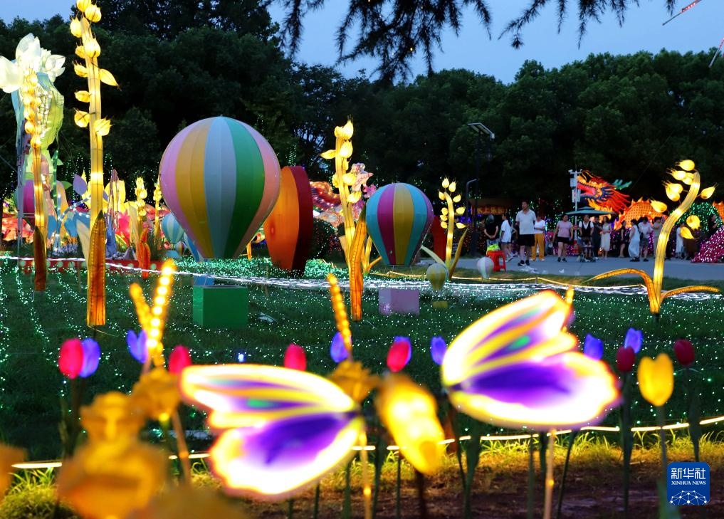Kinh tế ban đêm sôi động trong mùa hè