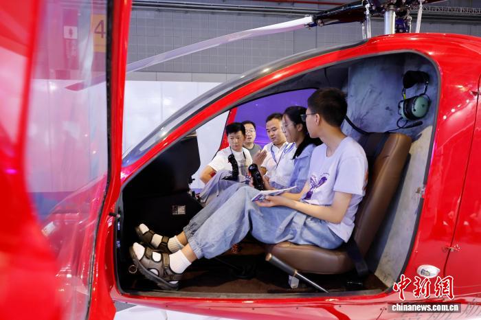 Ngày 23 tháng 7, khách tham quan tìm hiểu về thiết bị bay.  Ảnh: Ân Lập Cận - Phóng viên Chinanews