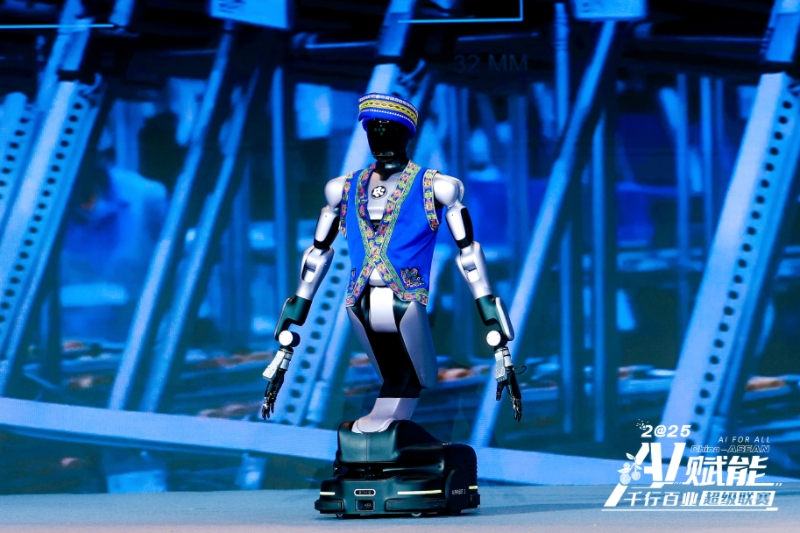 Robot thông minh hiện thân “AlphaBot (Ái Bảo)” ra mắt tại “Siêu Giải Đấu AI”. Ảnh do ban tổ chức cung cấp.