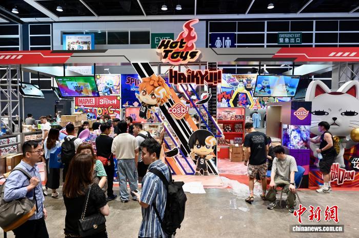 Hình ảnh khách tham quan tại triển lãm. Ảnh: Lý Chí Hoa - Phóng viên Chinanews