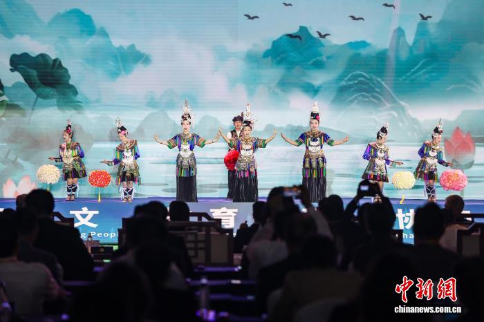Tiết mục biểu diễn tại sự kiện lễ khai mạc. Ảnh: Cù Hồng Luân - Phóng viên Chinanews