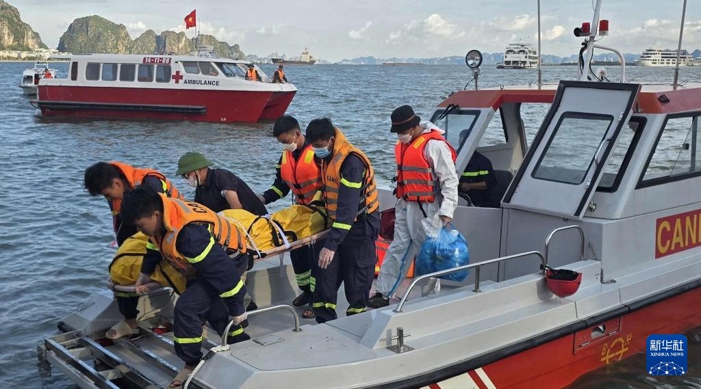 Ngày 26 tháng 7, lực lượng tìm kiếm cứu hộ di chuyển thi thể nạn nhân tại Vịnh Hạ Long, tỉnh Quảng Ninh, Việt Nam. Ảnh: Tân Hoa xã/TTXVN