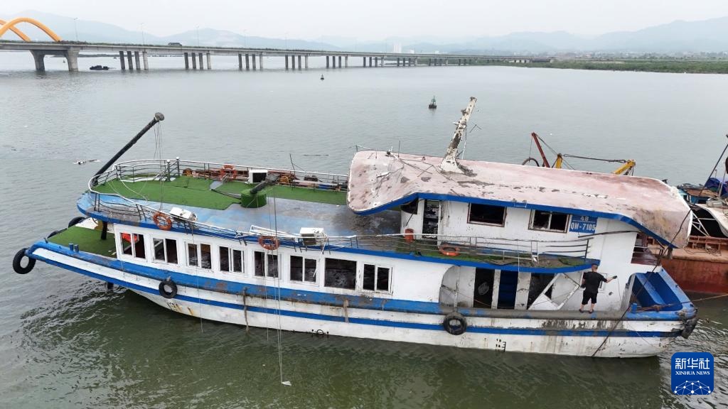 Ngày 20 tháng 7, chiếc tàu du lịch bị lật được kéo về bờ tại Vịnh Hạ Long, tỉnh Quảng Ninh, Việt Nam. Ảnh: Tân Hoa xã/TTXVN
