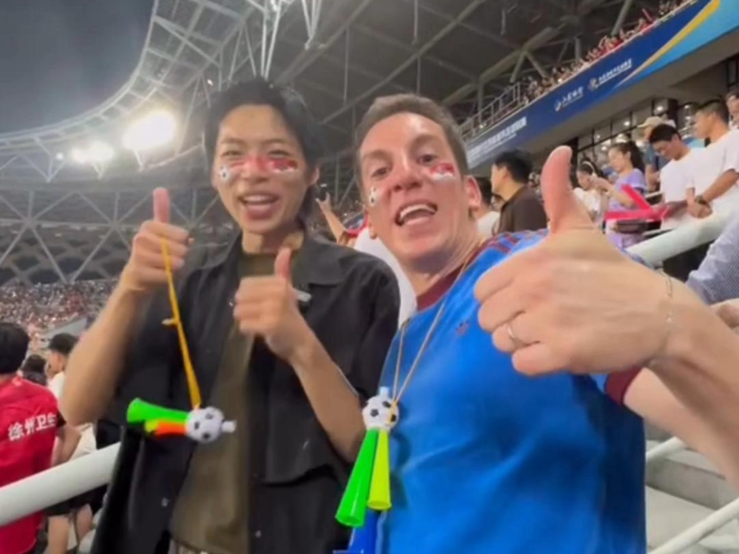 Khán đài sôi động: Chàng trai Tây Ban Nha hóa thân “fan cuồng” Giải Bóng đá Giang Tô!