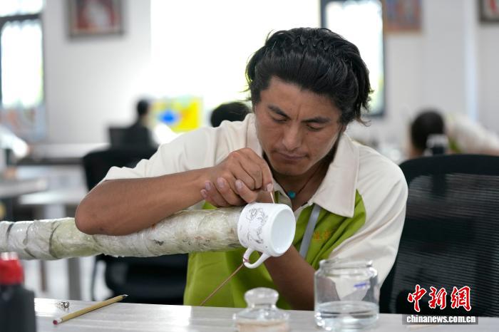 Hợp tác doanh nghiệp – trường học thúc đẩy thanh niên Tây Tạng sáng tạo nghệ thuật gốm sứ Tây Tạng